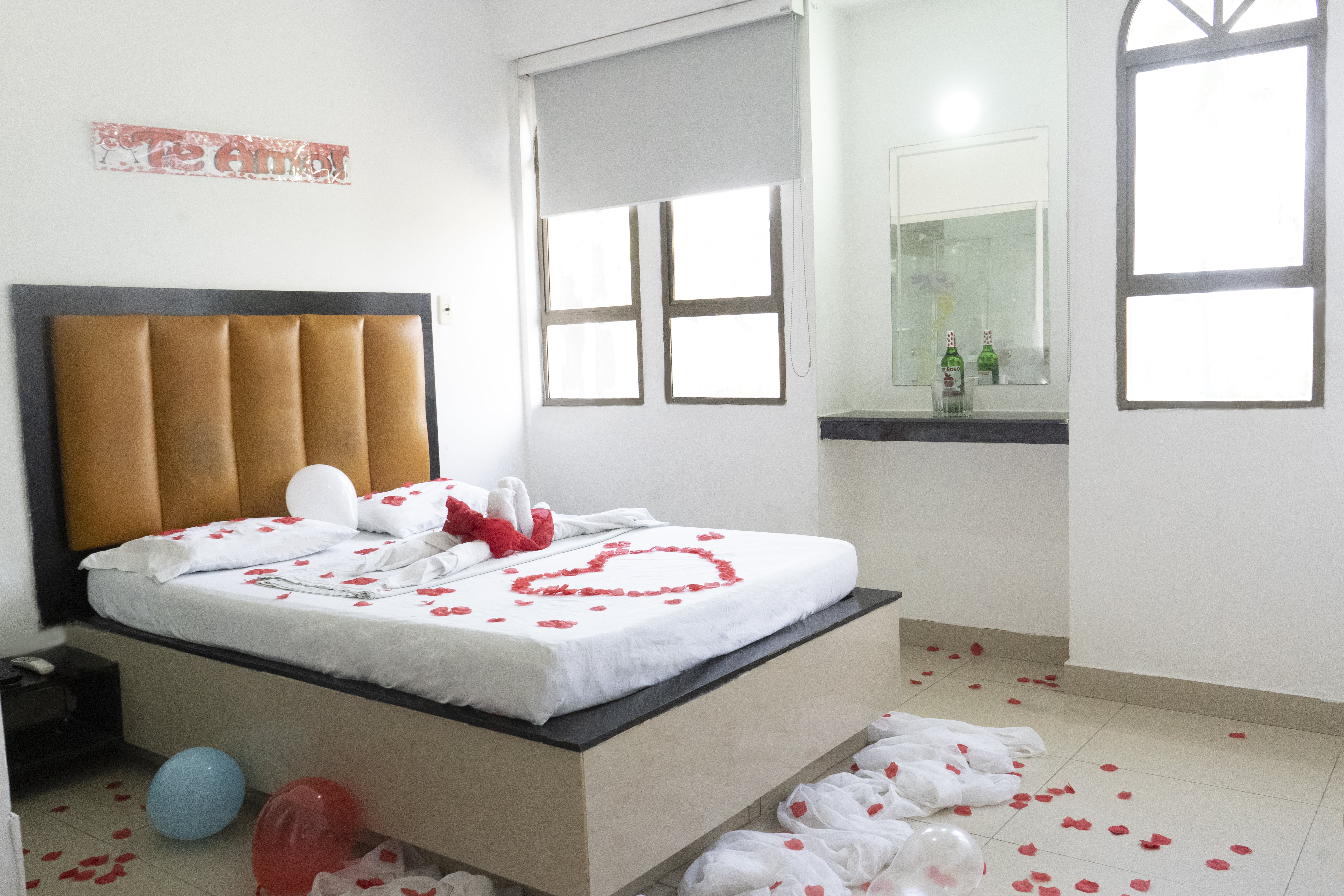 Habitación sencilla decorada